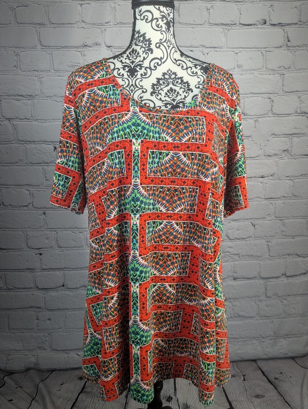 LuLa Roe short sleeve Vibrant Red & Green Patterned Women's top stretch b32